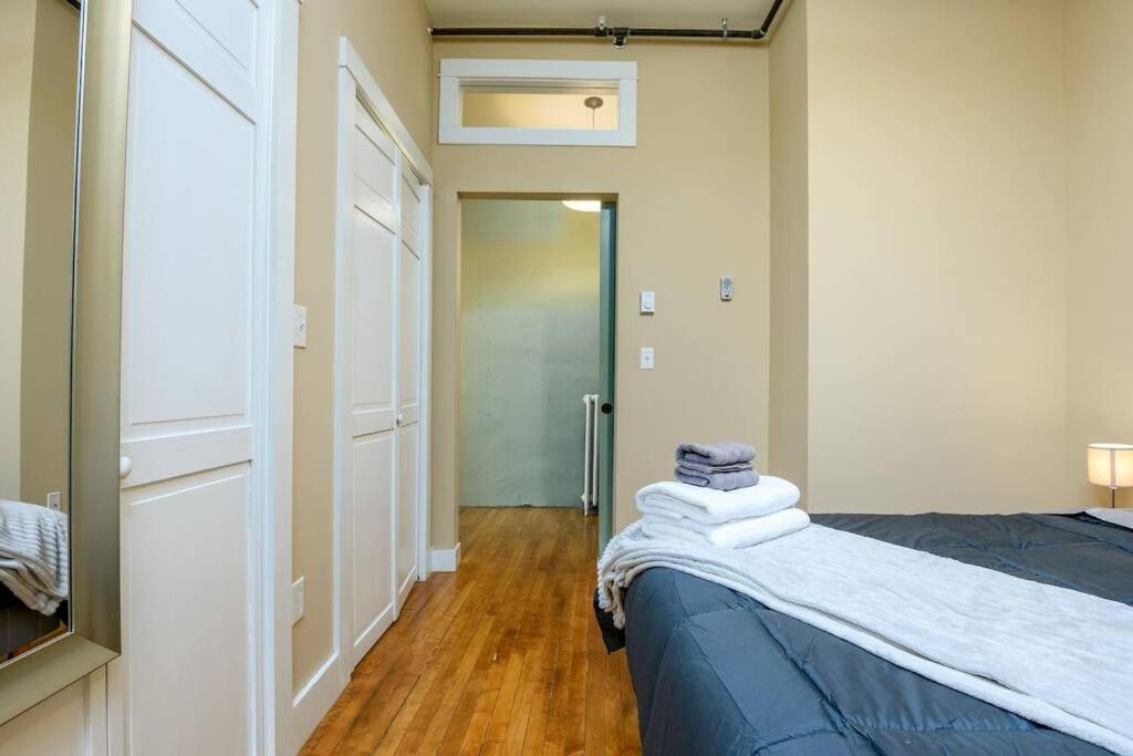 Cityscape Elegance - Stylish Skyline Views Retreat 뱅거 외부 사진